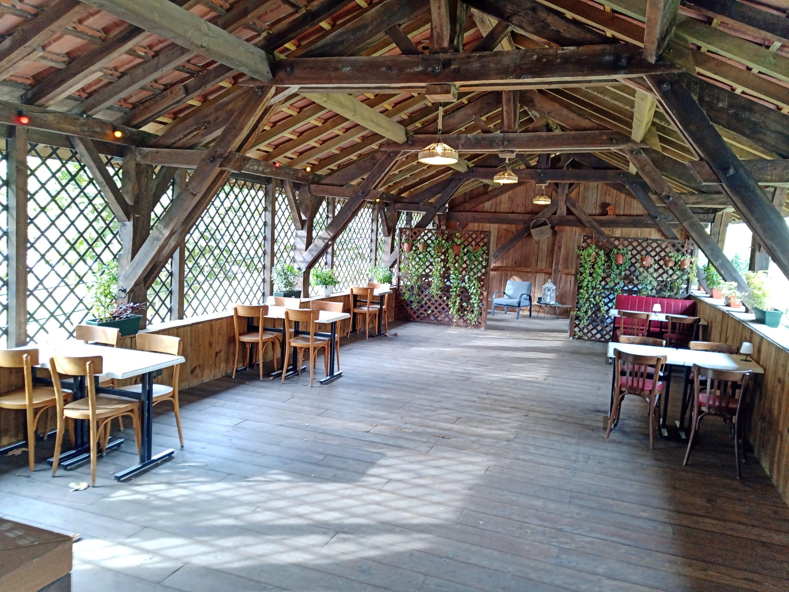 Terrasse Terrasse extérieure couvertes avec tables pour les repas